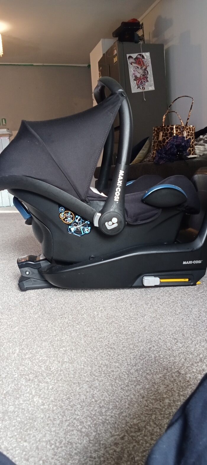 Maxi Cosi cabrio baby car seat essence black - Image 1
